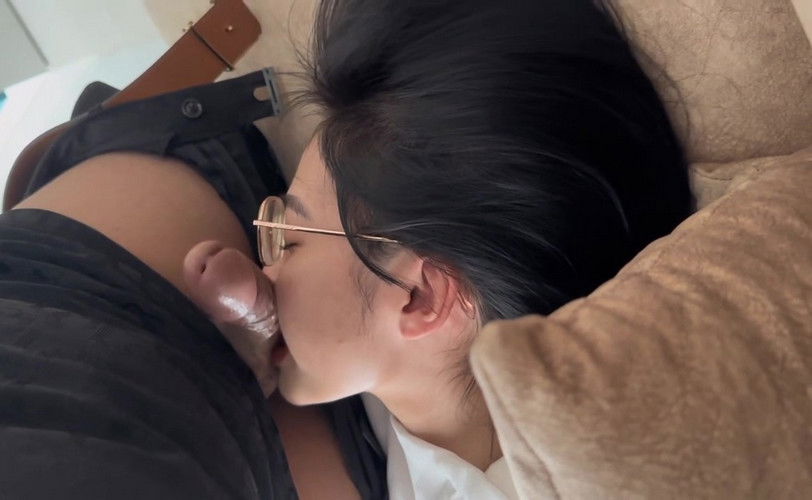 sex viet nam moi nhat 2025 Em sinh viên kính cận mút phê quá vứt cả kính sang bên